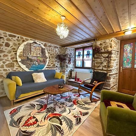 Renovated Old Manor House With Yard Villa อาร์ไนยา ภายนอก รูปภาพ
