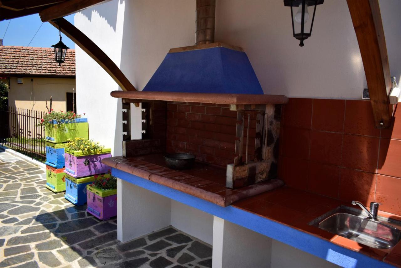 Renovated Old Manor House With Yard Villa อาร์ไนยา ภายนอก รูปภาพ